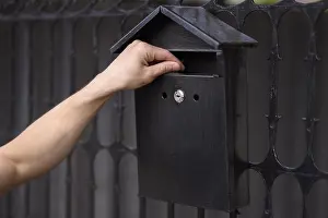 Close Up Drucke: Close up hand touching mailbox