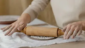 Kitchen Utensil Close Up Drucke: Close up hands with rolling pin