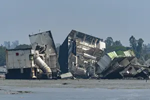 Chittagong Ship Breaking Yard Drucke: Close up of a huge container ship ready to getting break up