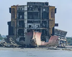 Chittagong Ship Breaking Yard Drucke: Close up of a huge container ship ready to getting break up