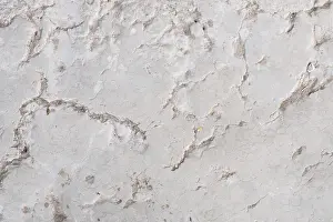 Textured Rock Surface Drucke: Close up image of a textured grey stone surface featuring natural cracks and patterns