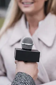 Close Up Microphone Drucke: Close up journalist microphone