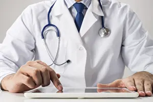 White Medical Uniform Drucke: Close up of male therapist hands using tablet computer