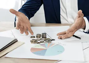 Businessman With Coins Drucke: Close up man with coins statistics