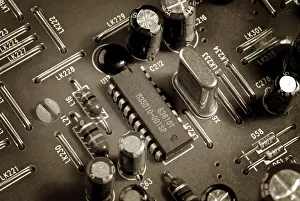Studio Shot Technology Drucke: Close up of a microchips and various electronic components on a circuit board