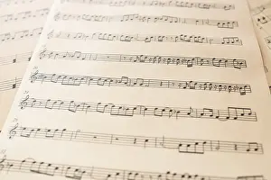 Old Fashioned Music Instrument Drucke: Close up music sheet with notes