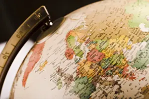Vintage World Map Drucke: close up old globe
