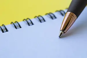 Bilder Datiert 26. Juli 2024: Nahaufnahme von Stift auf weißem Notblock mit anpassbarer Fläche für Text oder Ideen.