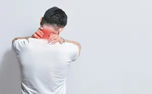 Back Pain Drucke: Close up of person with shoulder and neck problems