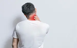 Neck Pain Drucke: Close up of person with shoulder and neck problems