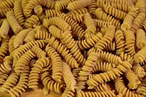 Close Up Pasta Drucke: A close up of some raw fusilli