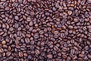 Shallow Depth Of Field Coffee Drucke: Close up of roasted coffee beans background