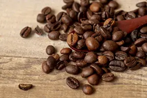 Coffee Bean Detail View Drucke: Close up roasted coffee beans with spoon