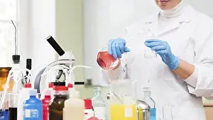 Biotechnology Research Drucke: Close up scientist holding flask