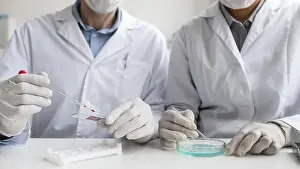 Teamwork In Healthcare Drucke: Close up scientists working together