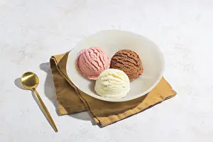 Vanilla Ice Cream Drucke: A close up of three scoops of vanilla