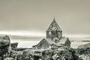 Gerahmter Druck : Nahansicht des Sevanavank-Klosterkomplexes mit Panorama von Seen See. Gerahmter Druck : Nahansicht des Sevanavank-Klosterkomplexes mit Panorama von Seen See.