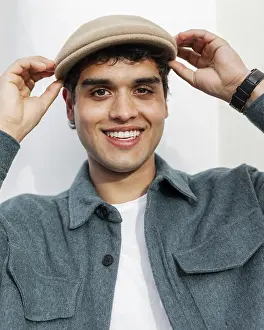 Close Up Man Drucke: Close up smiley man posing with hat