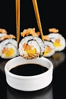 Sushi Meal Ideas Drucke: Close up of a sushi roll with salmon and mango