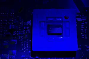 Computer Motherboard Detail Drucke: Close-up of blue lighted microchip on electronic computer circuit board
