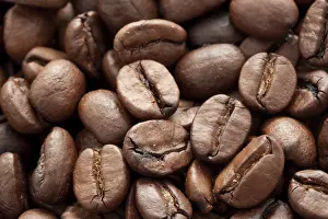 Brown Coffee Beans Drucke: Close-up of brown coffee beans, background texture