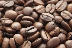 Drucke von Nahaufnahme von braunen Kaffeebohnen, Hintergrundtextur Arabica Drucke: Nahaufnahme von braunen Kaffeebohnen, Hintergrundtextur.