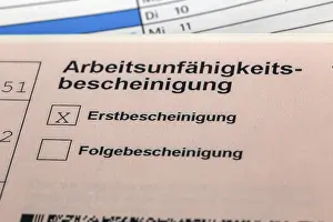Corona Crisis Image Drucke: Close-up of a certificate of incapacity for work