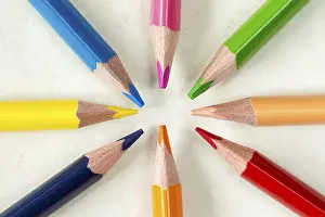 Drucke von Nahaufnahme eines Kreises aus Crayons auf einem Papierhintergrund Fotorealistische Kunstwerke Drucke: Nahaufnahme eines Kreises aus Crayons auf einem Papierhintergrund.