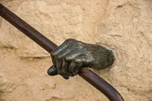Drucke von Nahaufnahme einer kreativen Handlaufstütze, im historischen Stadtzentrum von Gordes. Gelegen im Département Vaucluse, in der Region Provence, südöstliches Frankreich Vaucluse Drucke: Nahansicht kreativer Handlaufstütze