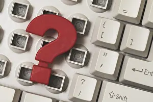 Deserted Computer Setup Drucke: Close-up of a disassembled computer keyboard with a red question mark on it