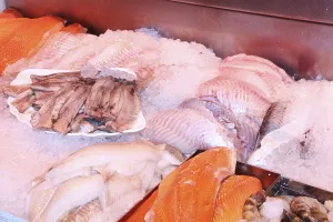 Refrigerated Seafood Counter Drucke: Close-up of a fish counter