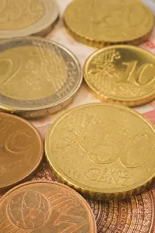 Euro Cent Coins Drucke: Close-up of gold and copper colored assorted five
