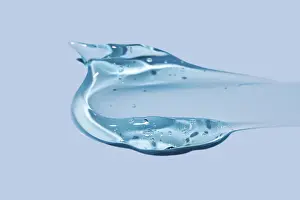 Pastel Blue Background Drucke: A close-up image of smooth, clear gel texture with bubbles