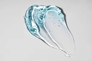 Blue Gel Texture Drucke: A close-up image of a translucent blue gel texture on a plain