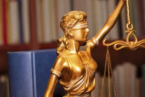 Weighing Scale Sculpture Drucke: Close-up of a Justitia