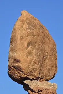 Drucke von Nahaufnahme eines großen, ausgewogenen Findlings, Balanced Rock, gegen einen blauen Himmel, Arches Nationalpark, Utah, USA Großer Felsbrocken Drucke: Nahansicht eines großen, ausgewogenen Felsens.