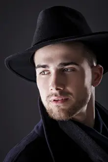 Direct Look At The Camera Drucke: Close-up of a man with a hat