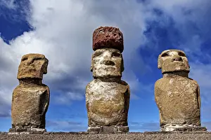 South American Monuments Drucke: Close-up of three Moai statues