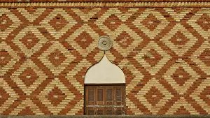 Brick Wall Design Drucke: Close-up of a patterned brick wall with geometric design
