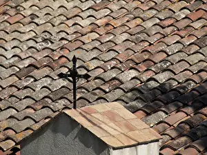 France Travel Photography Drucke: Close-up of a rustic tiled roof with simple vane and patterned tiles