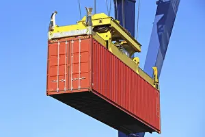 Container Shipping Drucke: Close-up of the shipping of a container