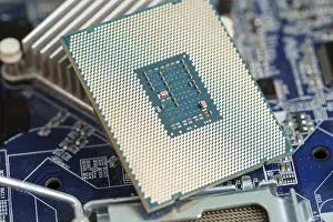Power Supply System Drucke: Close-up shot of motherboard with microprocessor