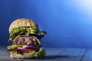 Unhealthy Food Options Drucke: Close-up of a single cheeseburger