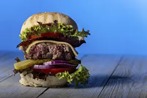 Unhealthy Food Options Drucke: Close-up of a single cheeseburger