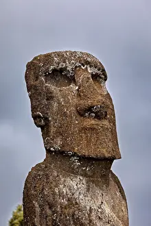Moai Statue Drucke: Close-up of a single Moai statue on Easter Island against cloudy sky