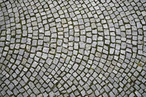 Cobblestone Road Drucke: Close-up of a street with cobblestone pattern background