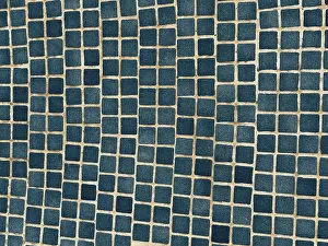 Symmetrical Geometric Pattern Drucke: A close-up of a surface adorned with small