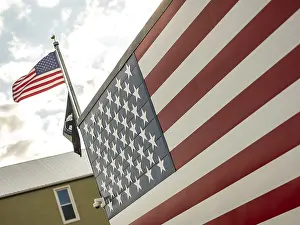 USA National Symbol Drucke: Close-up view of American flags with clouds in the background