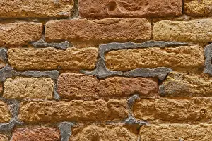 Rustic Brick Wall Drucke: Close-up view of a rustic brick wall