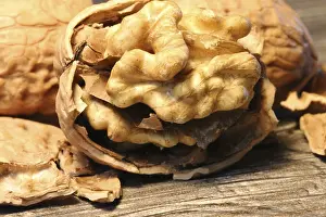 Close Up Walnuts Drucke: Close-up of walnuts on the table
